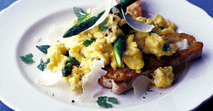 Mild herb scrambled egg with asparagus